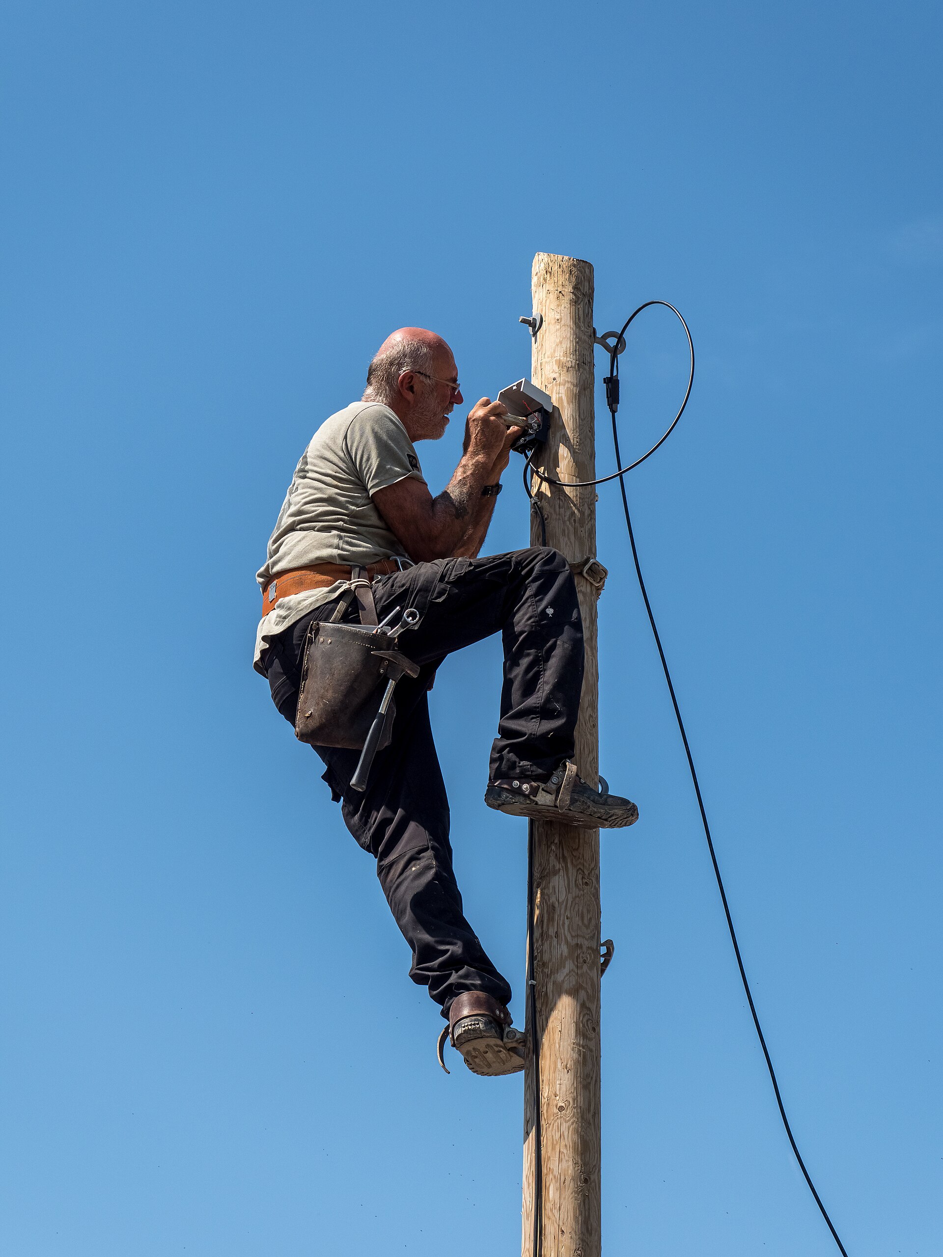 Elektroinstallateur bei der Montage