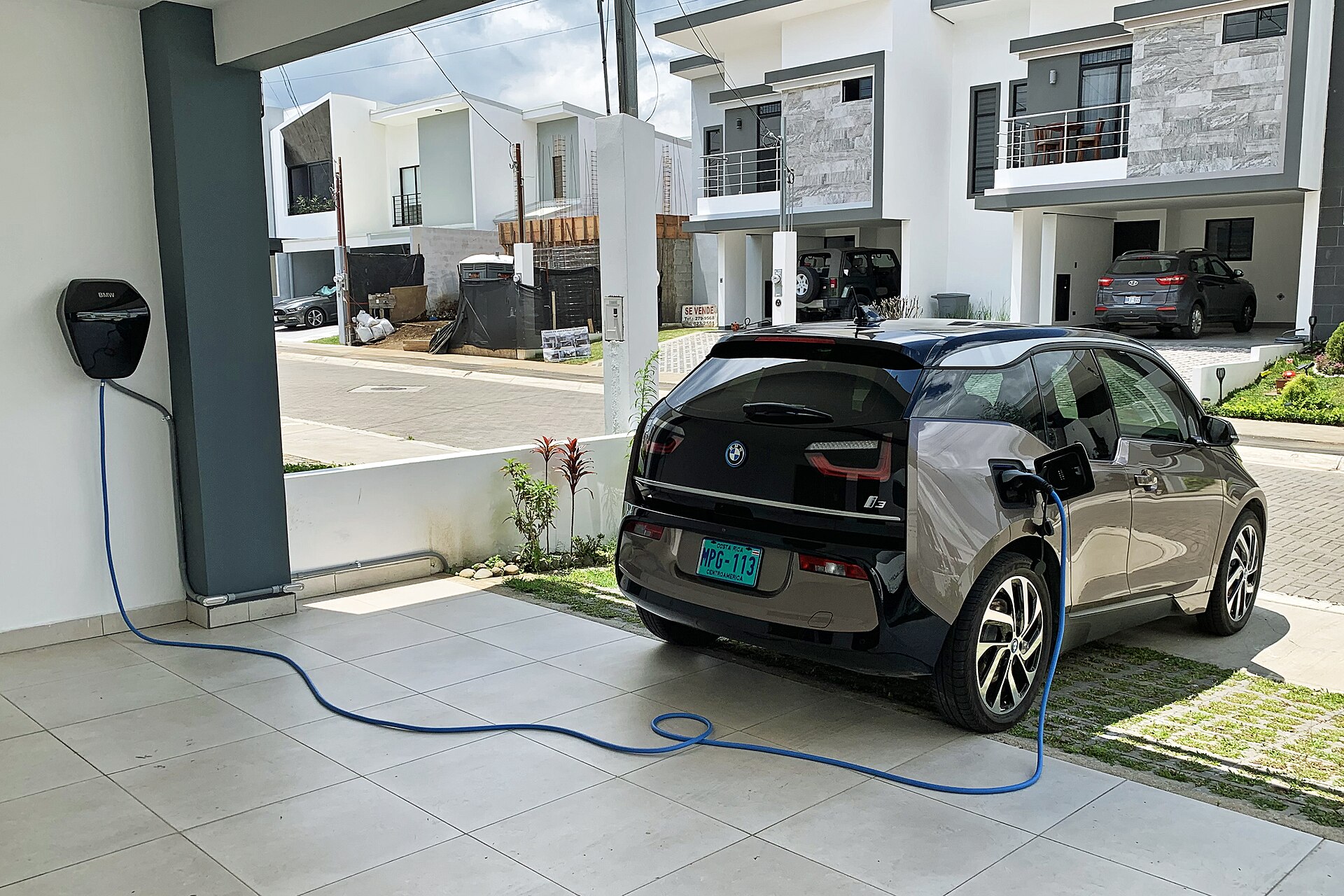 Elektroauto lädt an einer Wandladestation